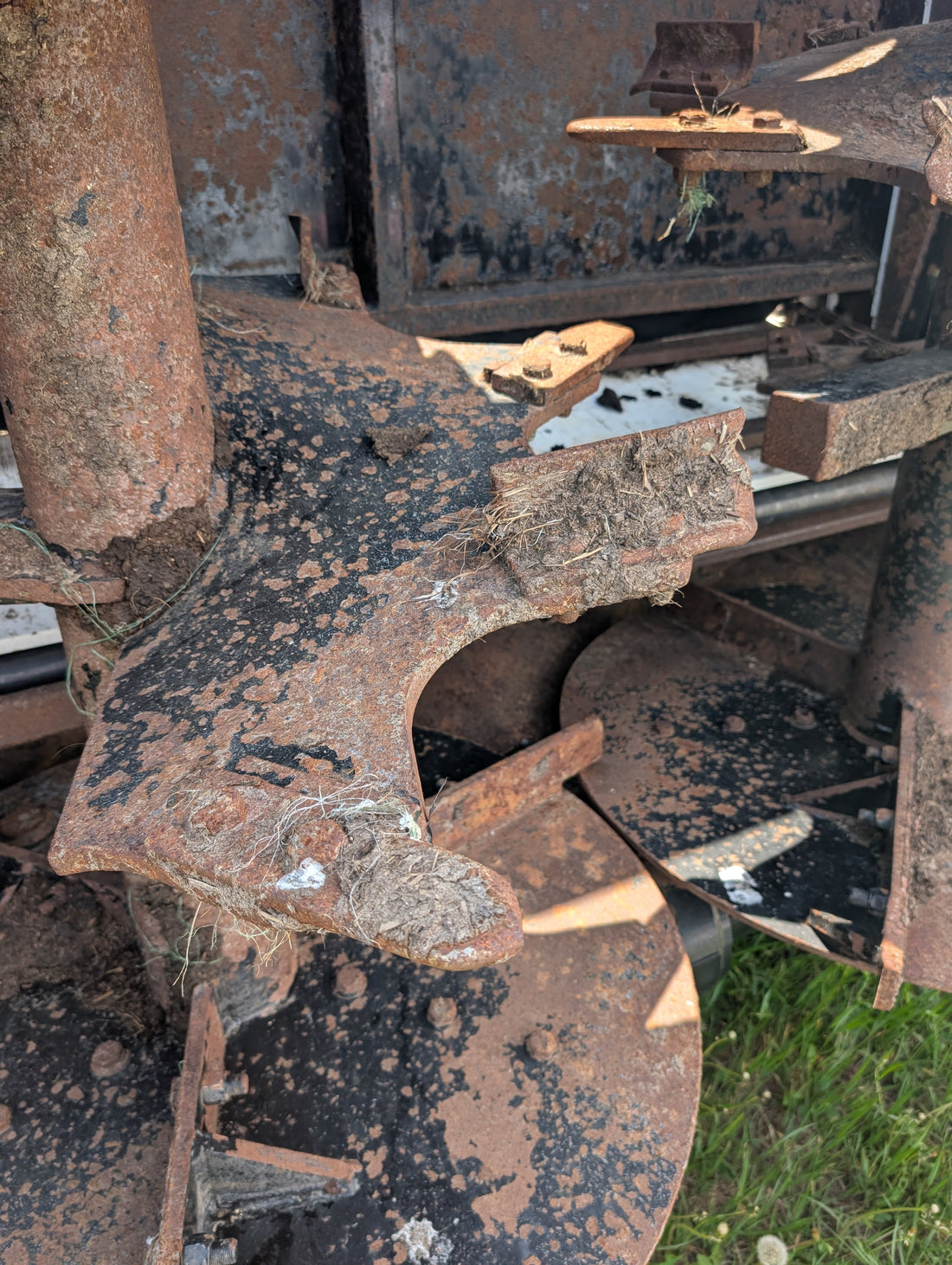 How Do Manure Spreader Hammers, Paddles & Beater Teeth Work?